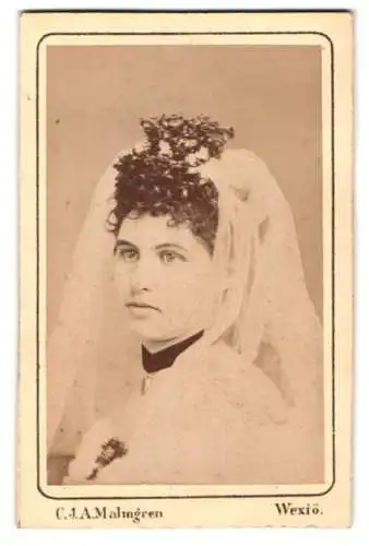 Fotografie C.J.A. Malmgren, Wexiö, Storgatan Nr. 18, Porträt einer Braut mit Schleier