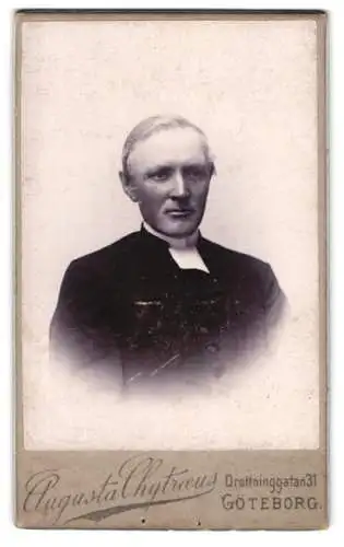 Fotografie Augusta Chytraeus, Göteborg, Drottninggatan 31, Porträt Geistlicher mit Beffchen