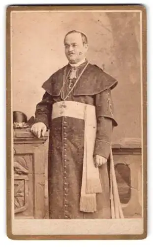 Fotografie H. Eckert & J. Müller, Praha, CDV eines Geistlichen in traditioneller Tracht