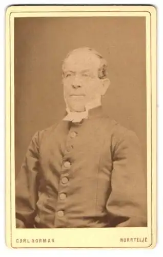 Fotografie Carl Norman, Norrtelje, Würdevoller Pastor Jonas Jakob Alander im Talar mit Beffchen