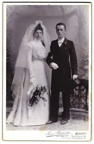 Fotografie Franz Neumayer, München, Neuhauserstr. 29, Hochzeitspaar im Studio, Brautkleid
