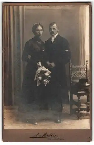 Fotografie A. Miehler, Traunstein, Hochzeitspaar im schwarzen Brautkleid mit Blumenstrauss
