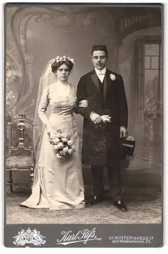 Fotografie Karl Riss, Wien, Wintergasse 17, Hochzeitspaar posiert im Studio
