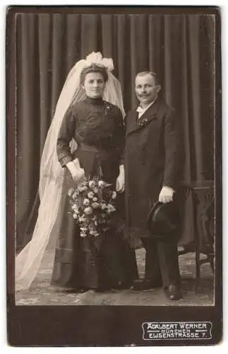 Fotografie Adalbert Werner, München, Elisenstrasse 7, Hochzeitspaar mit Blumenstrauss im schwarzen Brautkleid