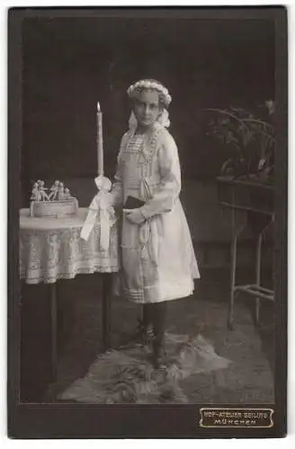 Fotografie Seiling, München, Prielmayerstrasse 18, Mädchen in feierlicher Kleidung mit Kerze zu ihrer Kommunion