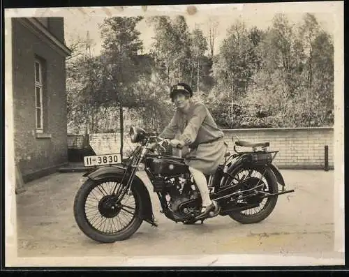 Fotografie Motorrad NSU 502 T mit V-Motor, Dame auf Krad mit Kennzeichen Kradhauptmannschaft Dresden II-3830