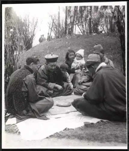Fotografie China, Chinesische Familie spielt ein Gesellschaftsspiel