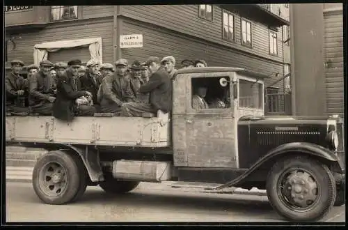 Fotografie Lastwagen Volvo, LKW-Pritsche transportiert Arbeitskräfte in Schweden