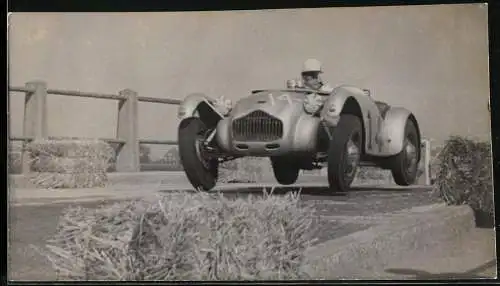 Fotografie Auto Rennwagen Roadster Startnummer 14 an einer Sprungkuppe
