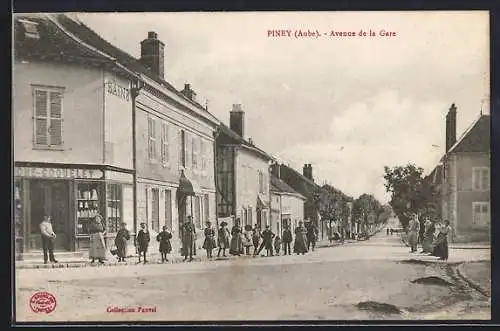 AK Piney, Avenue de la Gare avec passants devant la boutique Coquely