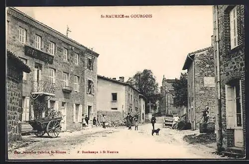 AK St-Maurice-en-Gourgois, Ortspartie mit Hotel