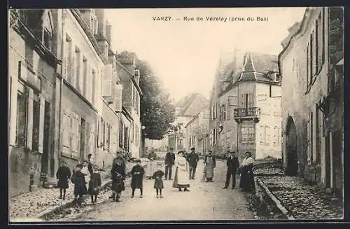 AK Varzy, Rue de Vézelay (prise du bas)