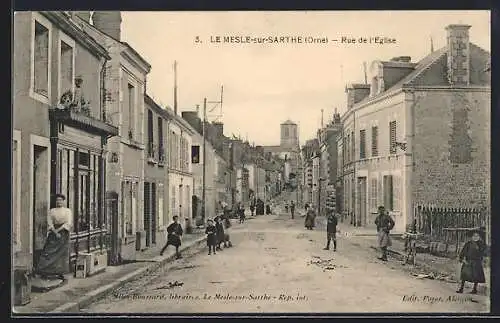 AK Le Mesle-sur-Sarthe, Rue de l`Eglise, Strassenpartie