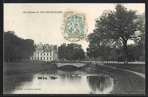 AK Val-des-Écoliers, Château du Val-des-Écoliers et le Bief avec pont et canards