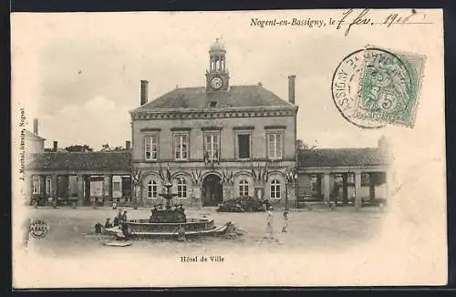 AK Nogent-en-Bassigny, Hôtel de Ville et fontaine sur la place principale