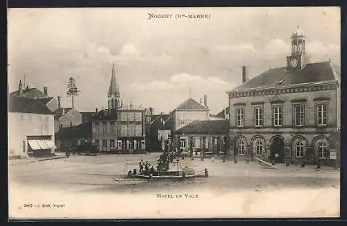 AK Nogent /Hte-Marne, Hôtel de Ville et place centrale avec fontaine