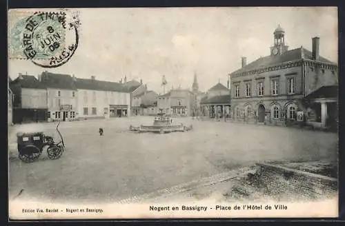 AK Nogent en Bassigny, Place de l`Hôtel de Ville avec calèche et fontaine