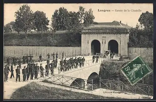 AK Langres, Entrée de la Citadelle avec soldats en marche