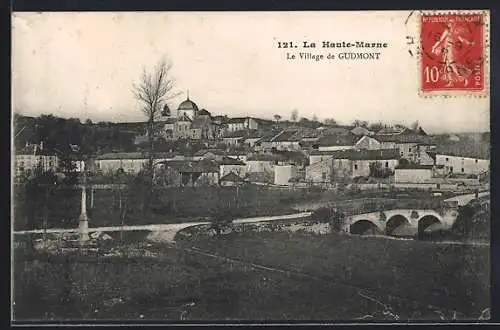 AK Gudmont /Haute-Marne, Le Village de Gudmont et le pont en avant-plan