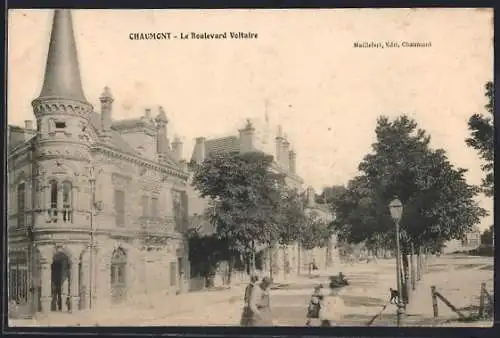 AK Chaumont, Le Boulevard Voltaire avec bâtiments historiques et arbres