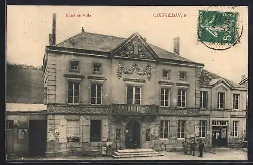 AK Chevillon, Hôtel de Ville avec habitants devant la facade