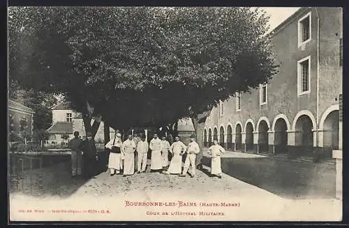 AK Bourbonne-les-Bains /Haute-Marne, Cour de l`Hôpital Militaire