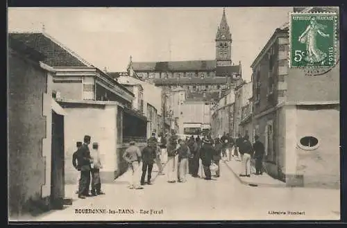 AK Bourbonne-les-Bains, Rue Féral avec des passants et vue sur l`église