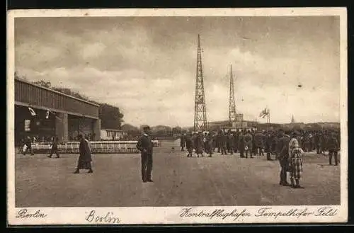 AK Berlin-Tempelhof, Zentralflughafen Tempelhofer Feld mit Schaulustigen