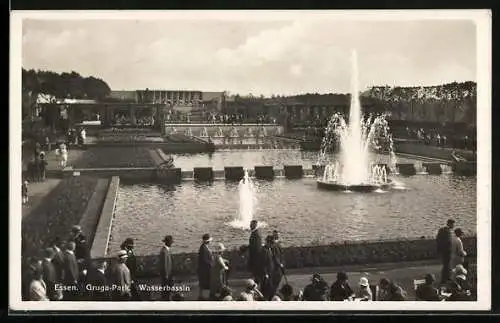 AK Essen, Gruga, Besucher vor Wasserbassin mit Fontänen im Gruga-Park