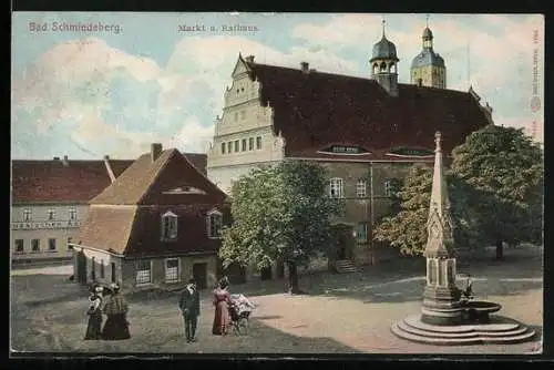 AK Bad Schmiedeberg, Passanten auf dem Markt, Rathaus, Frau mit Kinderwagen