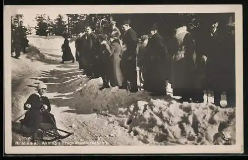 AK Kristiania, Akning i Frognersaesterbakken, Frau auf einem Schlitten