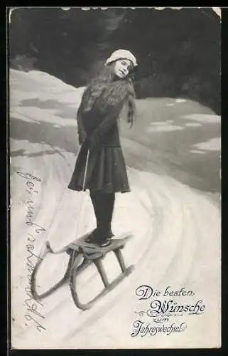 AK Frau steht auf einem Schlitten in der Winterlandschaft, Die besten Wünsche zum Jahreswechsel