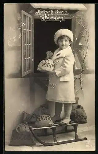 AK Kind in Wintermantel steht auf einem Schlitten mit Geldsäcken, Herzlichen Glückwunsch zum Neuen Jahre