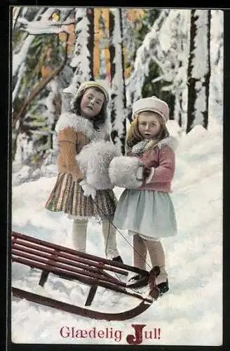 AK Zwei Mädchen mit einem Schlitten im verschneiten Wald, Glaedelig Jul