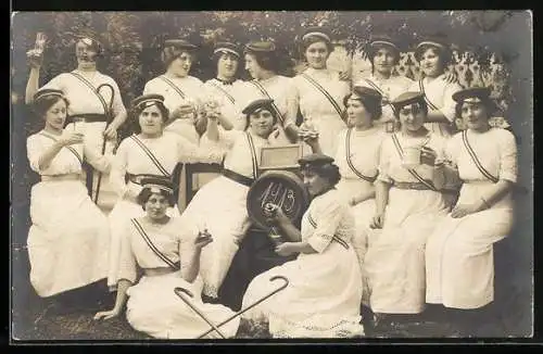 Foto-AK Studentinnen der Verbindung Felicitas mit Mützen, Schärpen und Zapfanlage, 1913
