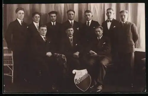 Foto-AK Studenten der Bräminia in Anzügen, Gruppenbild mit Wappen