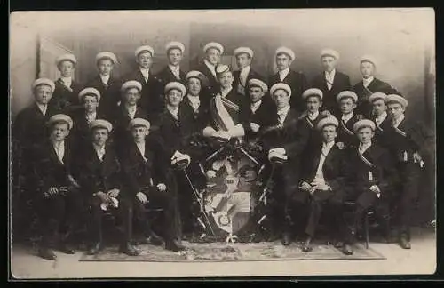 Foto-AK Studenten mit Mützen, Degen und Wappen, Gruppenfoto