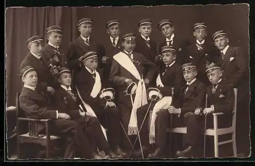 Foto-AK Studenten mit Mützen, Degen und Schärpen, Gruppenfoto