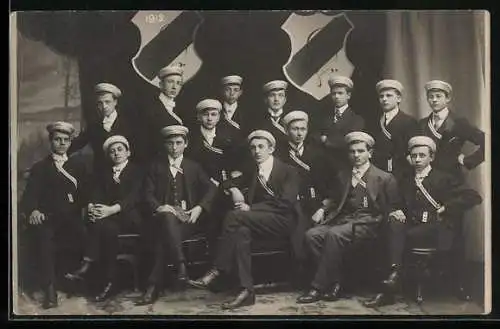 Foto-AK Studenten mit Mützen und Wappen, 1912, Gruppenfoto