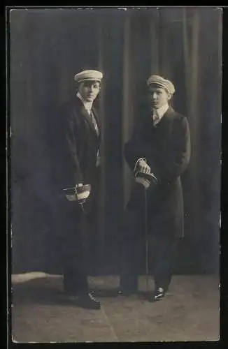Foto-AK Zwei Studenten mit Mützen und Degen, Portrait