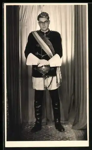Foto-AK Student im vollen Wichs mit Degen, Portrait