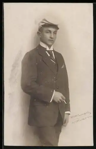 Foto-AK Eleganter Student mit Mütze und Zigarette, Portrait, 1919