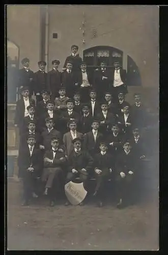 Foto-AK Bergfest 1908, Studenten mit Mützen und Wappen vor einem Gebäude, Gruppenfoto