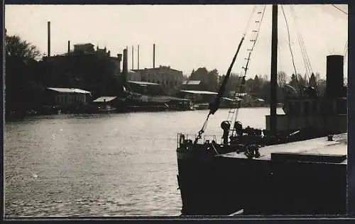 AK Valdivia /Isla Teja, Hafen mit Fabrikanlagen und Küstendampfer