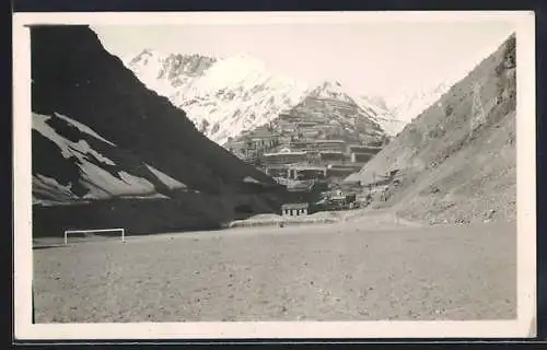 AK Sewell, Wohnhäuser am Berghang, Sportplatz im Vordergrund