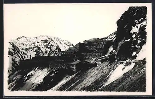 AK Sewell, Wohnhäuser am Berghang und verschneite Berggipfel
