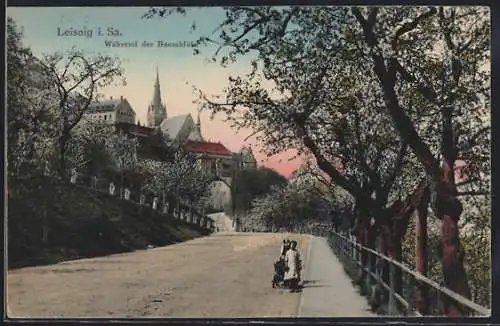 AK Leisnig i. Sa., Strassenpartie mit Kirche während der Baumblüte