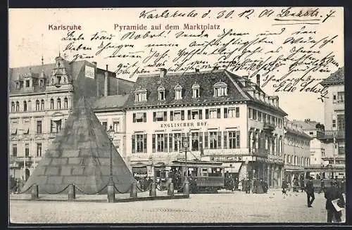 AK Karlsruhe, Pyramide auf dem Marktplatz mit Gasthaus Englischer Hof und Strassenbahn