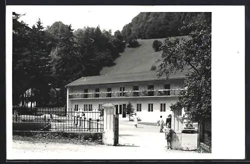 AK Lilienfeld, Gut Niederhof mit Besuchern
