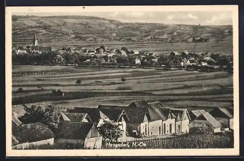 AK Haugsdorf /N.-Oe., Ortsansicht mit Feldern der Umgebung